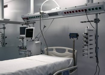 Διασωληνώμένος ο υποδιοικητής του Θριάσιου: Είχε εμβολιαστεί, τι αναφέρει το υπουργείο Υγείας