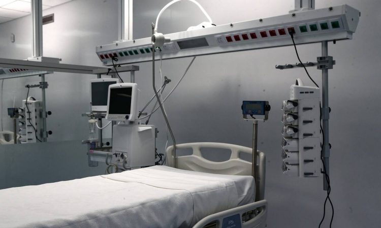 Διασωληνώμένος ο υποδιοικητής του Θριάσιου: Είχε εμβολιαστεί, τι αναφέρει το υπουργείο Υγείας