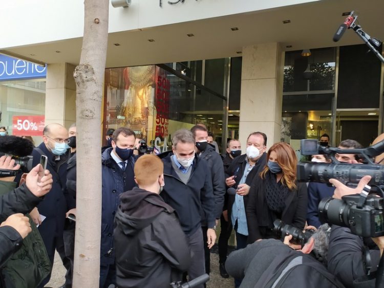 Όταν o Μητσοτάκης έκανε βόλτα στην Ασκληπιού (καρέ-καρέ)