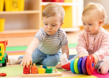 5 tips για να μάθετε στο παιδί σας να μοιράζεται