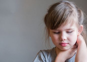 Πότε να ανησυχήσετε για τον πονόλαιμο του παιδιού σας