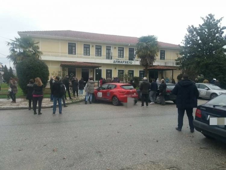 Μεγάλη συμμετοχή για τα Rapid test στα Μεγάλα Καλύβια όπου θεωρείται αυξημένο το ιικό φορτίο