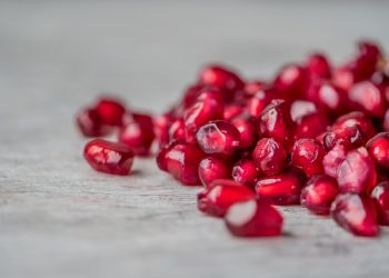 DIY Time! Φτιάξε την πιο εύκολη μάσκα λάμψης και αντιγήρανσης με το φρούτο των Χριστουγέννων