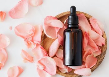 Ροδόνερο: 5 λόγοι για να το εντάξεις στη hair routine σου