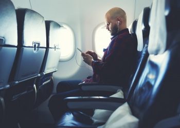 Γιατί χαμηλώνει ο φωτισμός στο αεροπλάνο πριν την απογείωση και την προσγείωση;