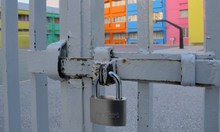 Άνοιγμα σχολείων με δόσεις, τεστ και κυλιόμενο ωράριο: Πώς θα επιστρέψουν δημοτικά και νηπιαγωγεία