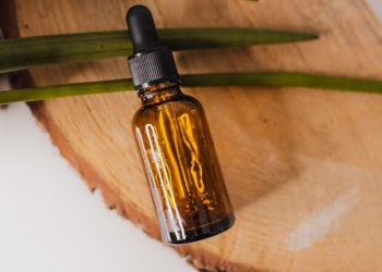 Tea tree oil: Το μαγικό έλαιο για να καταπολεμήσεις τα σπυράκια σου
