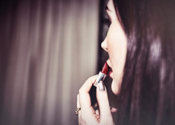 5 λόγοι που το κραγιόν σου ξεθωριάζει πιο γρήγορα από όσο περίμενες