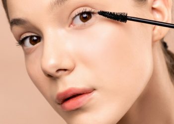 Αυτός είναι ο λόγος που πρέπει να έχεις πάντα ένα primer βλεφαρίδων στο νεσεσέρ σου
