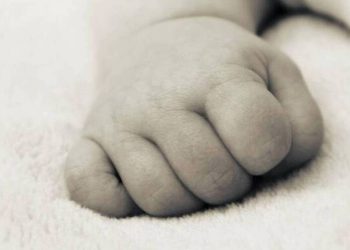 Τραγωδία: Νεκρό βρέφος 4 μηνών που καταπλακώθηκε από… σκύλο!