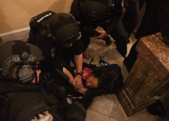 ΗΠΑ: Αυτή είναι η γυναίκα που σκοτώθηκε στο Καπιτώλιο – Η στιγμή του πυροβολισμού (ΣΚΛΗΡΕΣ ΕΙΚΟΝΕΣ)