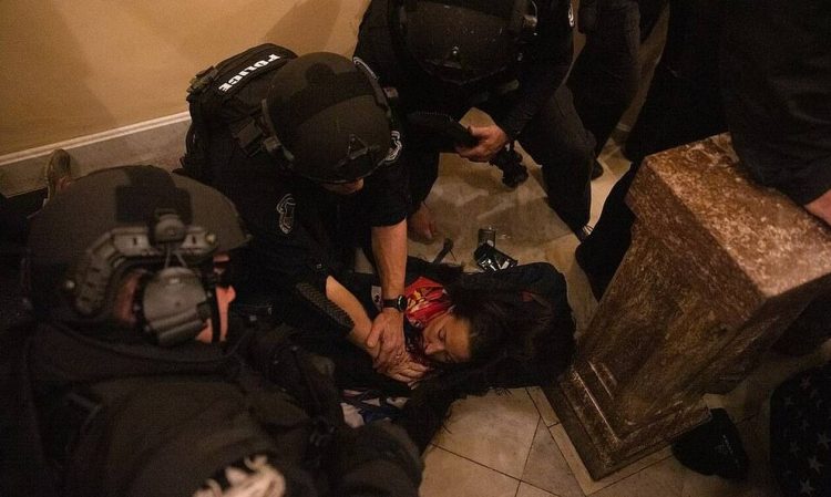 ΗΠΑ: Αυτή είναι η γυναίκα που σκοτώθηκε στο Καπιτώλιο – Η στιγμή του πυροβολισμού (ΣΚΛΗΡΕΣ ΕΙΚΟΝΕΣ)