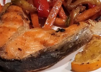 Σολομός στη σχάρα με φρέσκα λαχανικά