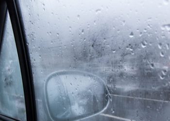 Πώς ξεθαμπώνουν πιο γρήγορα τα τζάμια του αυτοκινήτου όταν κάνει κρύο