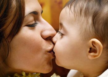 Η θέση που παίρνουν οι ειδικοί για τους γονείς που φιλάνε τα παιδιά τους στο στόμα