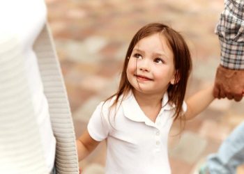 Τα σπουδαιότερα μαθήματα τα δίνουμε στα παιδιά μας όταν νομίζουμε ότι δεν μας βλέπουν