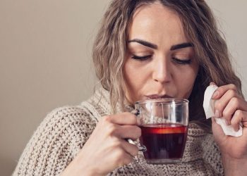Πυρετός: 6 φυσικοί τρόποι για να τον «ρίξετε» γρήγορα