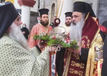 Καλαμπάκα: Ο μητροπολίτης λιτάνευσε την κάρα του Aγίου Χαραλάμπους για απαλλαγή από τον κορονοϊό