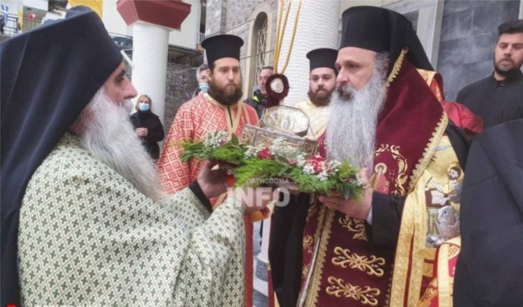 Καλαμπάκα: Ο μητροπολίτης λιτάνευσε την κάρα του Aγίου Χαραλάμπους για απαλλαγή από τον κορονοϊό