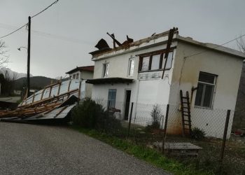Τρίκαλα: Ο δυνατός αέρας ξήλωσε στέγη στην Πύλη