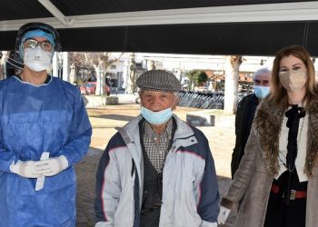 Τρικαλινός 100 ετών έσπευσε να κάνει τέστ κορωνοϊού στην πλατεία της Φαρκαδόνας-Τι συμβουλεύει τους νεώτερους