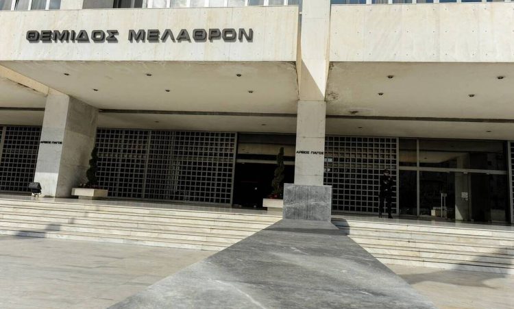 Σε πλήρη ετοιμότητα η Εισαγγελία για τον γνωστό σκηνοθέτη – Ανοιχτό το ενδεχόμενο για ένταλμα