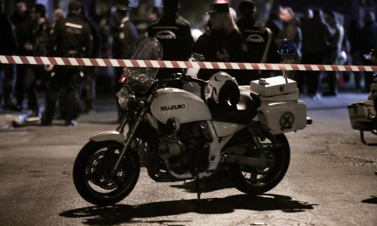Αστυνομικός αυτοπυροβολήθηκε στο πόδι έξω από τα γραφεία του ΠΑΣΟΚ – Νοσηλεύεται στο νοσοκομείο