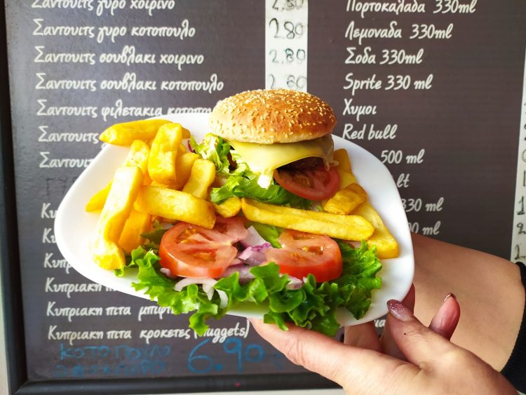 …και λαχταριστό burger στις “Όρνιθες εις την πυράν”