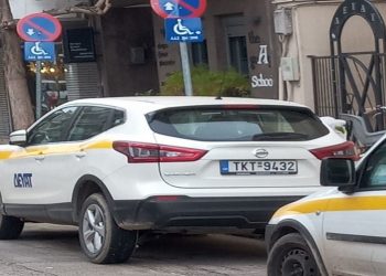 Υπηρεσιακά αυτοκίνητα της ΔΕΥΑΤ σε θέσεις αναπήρων
