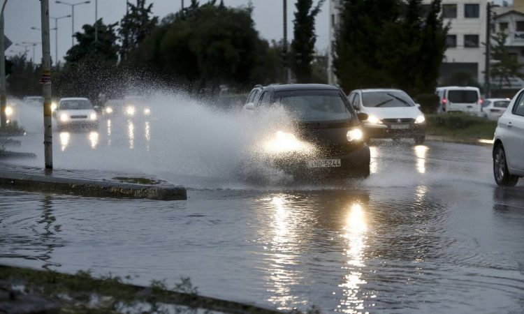 Έκτακτο Δελτίο ΕΜΥ: Με βροχές και καταιγίδες η Τρίτη – Χιονιάς προ των πυλών