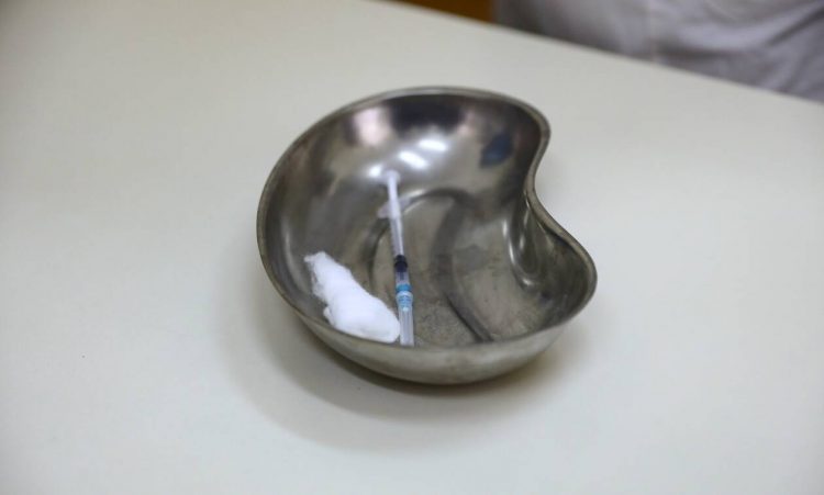 Περιστέρι: Συναγερμός για φιαλίδιο με εμβόλιο της Pfizer που εξαφανίστηκε από το Κέντρο Υγείας
