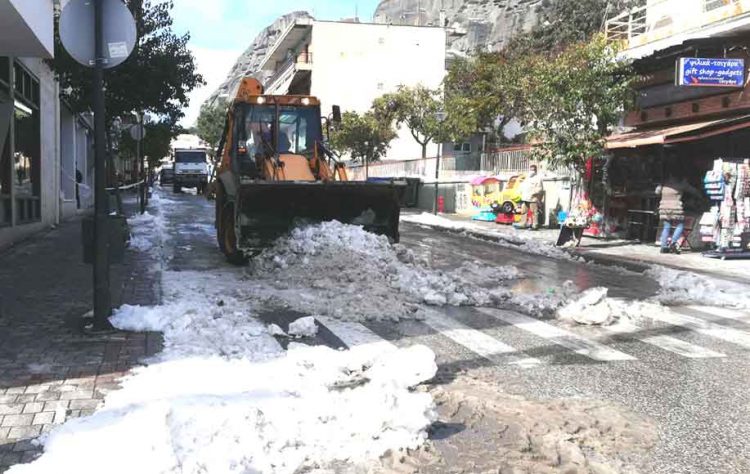 Αποχιονισμός της Οδού Ιωαννίνων στην Καλαμπάκα