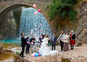 Ένας πρωτότυπος γάμος στις αποχρώσεις του… ροζ για τον Απόστολο Πέτρου και την Ραφαηλία Ντίνα-Ανακοίνωσαν το φύλλο του παιδιού τους την ημέρα του γάμου τους