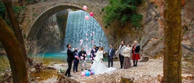 Ένας πρωτότυπος γάμος στις αποχρώσεις του… ροζ για τον Απόστολο Πέτρου και την Ραφαηλία Ντίνα-Ανακοίνωσαν το φύλλο του παιδιού τους την ημέρα του γάμου τους