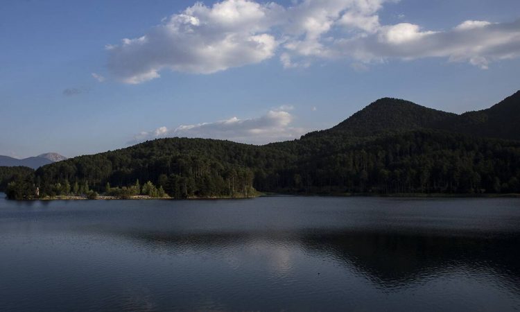 Καιρός τώρα: Συννεφιασμένη και με πολλά μποφόρ η Πέμπτη – Πού και πότε θα βρέξει