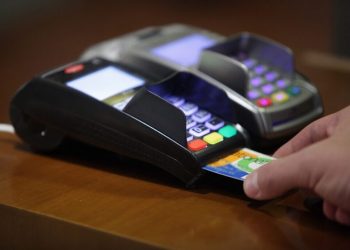 Τρίκαλα: Βρήκε χαμένη χρεωστική κάρτα και έκανε αγορές
