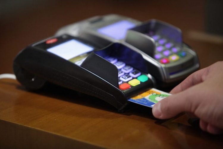 Τρίκαλα: Βρήκε χαμένη χρεωστική κάρτα και έκανε αγορές