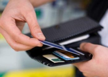 Λαρισαίος με περίσσια ανθρωπιά – Βρήκε «φουσκωμένη» τραπεζική κάρτα και έψαχνε εναγωνίως τον κάτοχό της