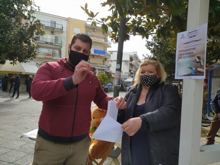 Παρέδωσαν τα κλειδιά της εστίασης οι καταστηματάρχες στα Τρίκαλα