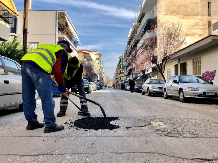 Ζημιές στο οδόστρωμα της πόλης άφησε πίσω της η Μήδεια-Επισκευές άρχισε ο Δήμος