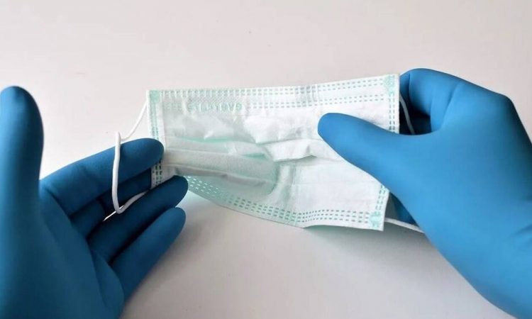 Διπλή μάσκα: Εξετάζεται η εφαρμογή της σε συνθήκες συνωστισμού – Πιθανή η χρήση στα ΜΜΜ