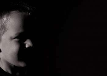 Φρίκη: Τρία αδέλφια στρατιωτικοί με καταγωγή από τη Θεσσαλία βίαζαν και κακοποιούσαν επί τρία χρόνια τον 5χρονο γιο του ενός