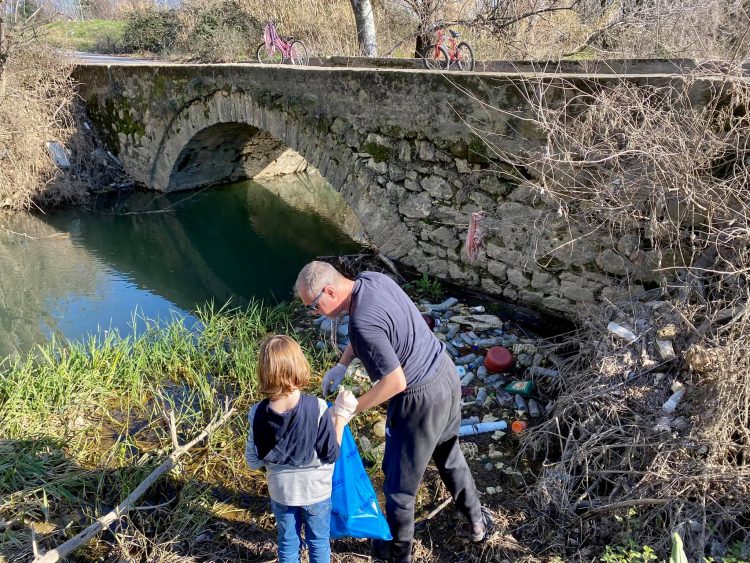 Οικογένεια Τρικαλινών εν δράσει… καθάρισε τις όχθες Ληθαίου