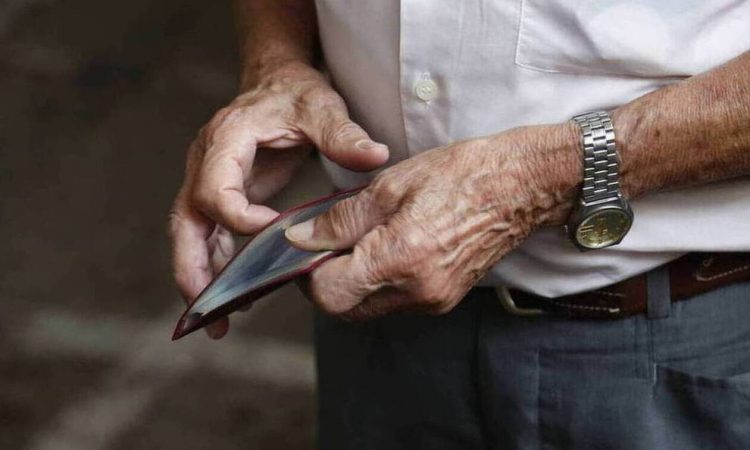 e-ΕΦΚΑ: «Κόφτης» στις συντάξεις χηρείας – Πόσο μειώνονται – Ποιοι δεν θα πάρουν ούτε ευρώ