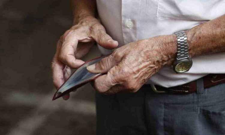 ΕΦΚΑ: Έρχεται «κόφτης» στις συντάξεις χηρείας – Ποιοι και πόσα χάνουν