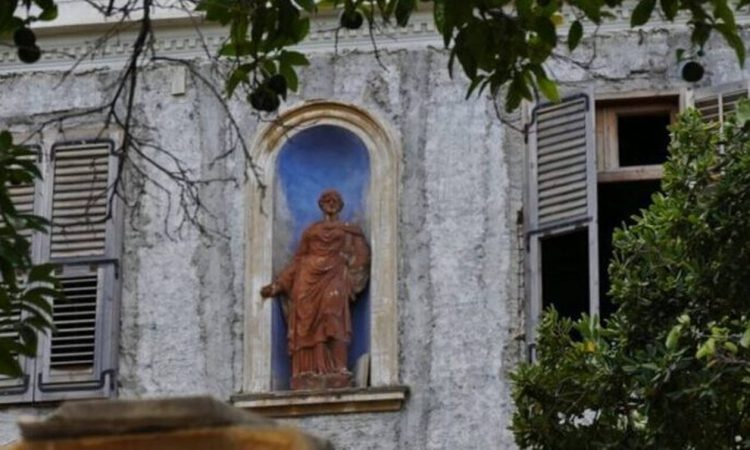 Το εγκαταλελειμμένο σπίτι με την «πήλινη γυναίκα» στην Αθήνα