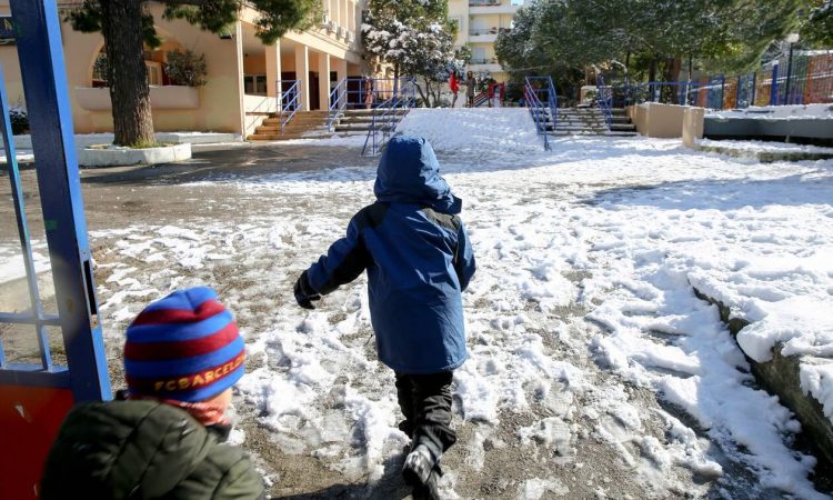 Κακοκαιρία «Μήδεια»: «Λουκέτο» σε πολλά σχολεία της χώρας – Δείτε ποια είναι κλειστά σήμερα (15/02)