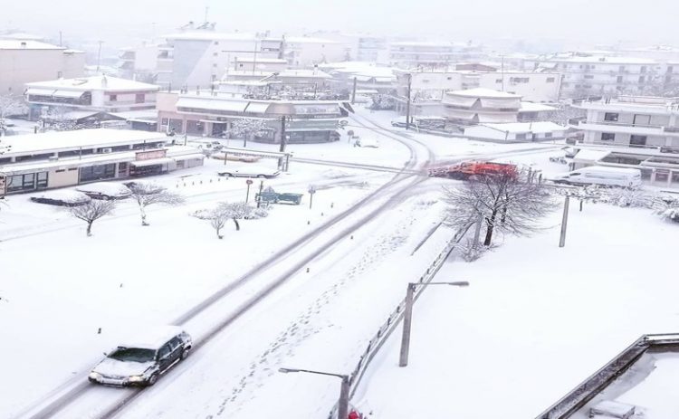 Άσπρη μέρα ξημέρωσε στα Τρίκαλα (φωτό)