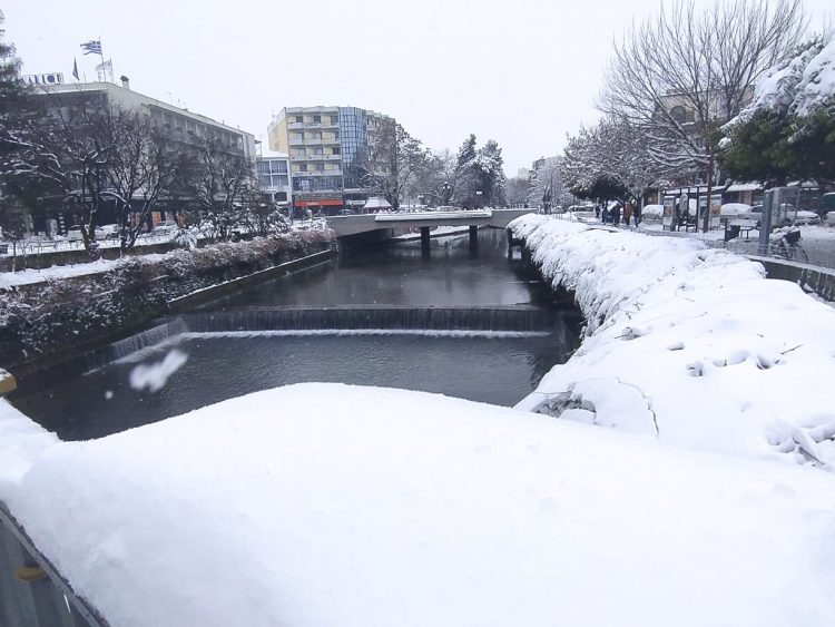 Κυριακάτικη βόλτα στα χιονισμένα Τρίκαλα μέσα από 50 φωτογραφικά κλικ