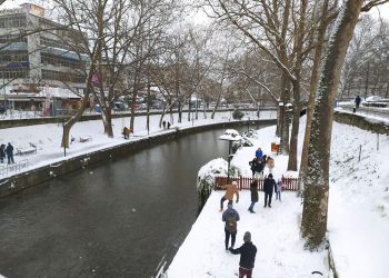 Κυριακάτικη βόλτα στα χιονισμένα Τρίκαλα μέσα από 50 φωτογραφικά κλικ